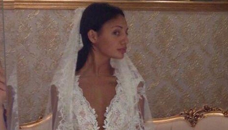 Роклята е е изключително скъпа, само воалът  струвал 10 000 долара