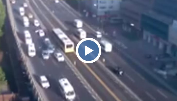 При инцидента е ранен таксиметров шофьор, който е отведен в болница