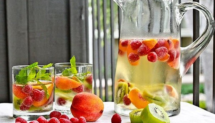 Пригответе си у дома вкусна и здравословна вода от плодове и билки