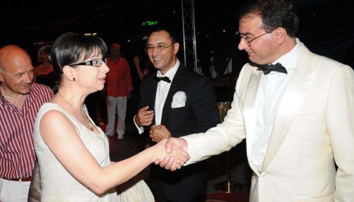 Цеца пие и купонясва с братя Диневи в Свети Влас Цеца пие и купонясва с братя Диневи в Свети Влас