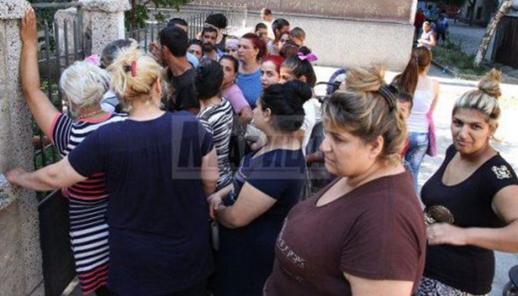 И ромите се редят на опашка, за да си го платят. И ромите се редят на опашка, за да си го платят.