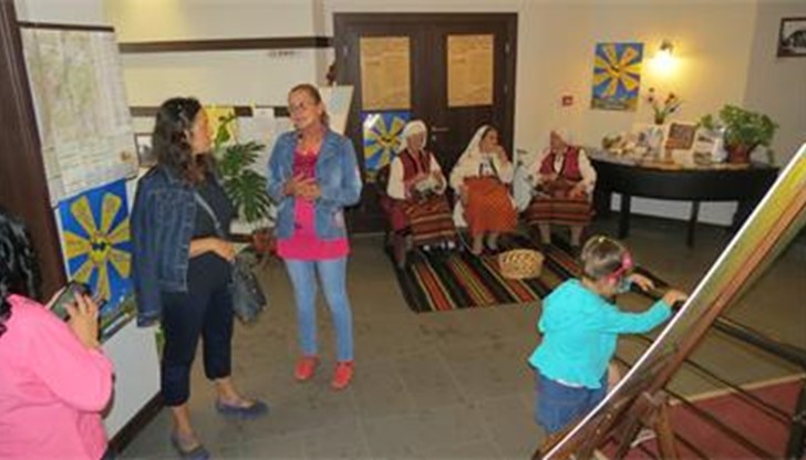 Туристи имат възможност да научат някои от традиционните занаяти в Банско