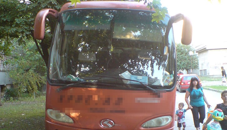 Ей този хубостник паркира всеки ден на тротоара на ул. "Райна Княгиня" - задна квартална уличка в "Здравец-изток"