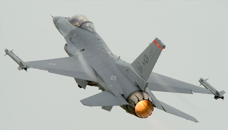 Гръцки военен пилот „запалил" зачисления му изтребител Ф-16 и отишъл с него до съседна Турция да изтегли 2 000 евро от банкома Гръцки военен пилот „запалил" зачисления му изтребител Ф-16 и отишъл с него до съседна Турция да изтегли 2 000 евро от банкома