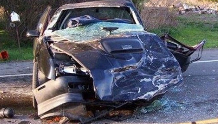 Шофьорът насмел 3-4 паркирани коли Шофьорът насмел 3-4 паркирани коли