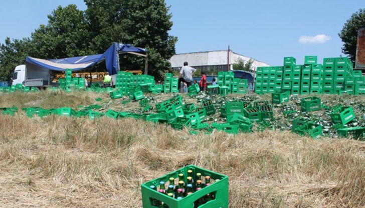 Хиляди стъклени бутилки "Туборг" покриха шосето