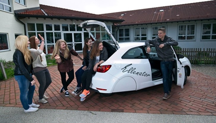 Предприемач е открил легален начин да сбъдне мечтата на 16-годишния си син да кара кола без да нарушава закона