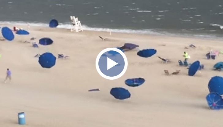 Един смелчага направи видеозапис на "Танца на плажните чадъри"