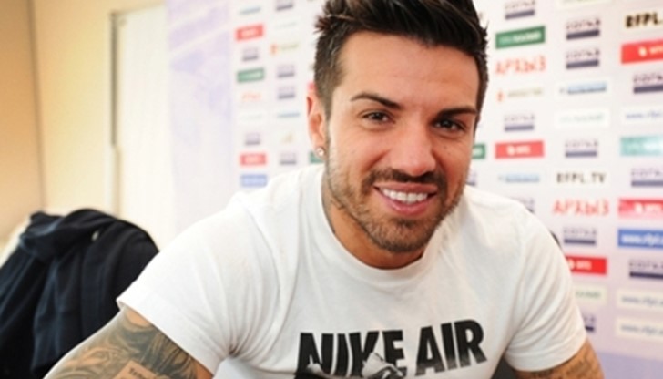 Благо се опита да издълбае името си с момента върху една от колоните на Колизеума в Рим Благо се опита да издълбае името си с момента върху една от колоните на Колизеума в Рим