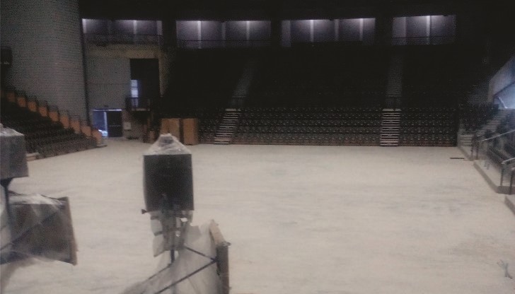 Новостроящата се зала в Русе ...