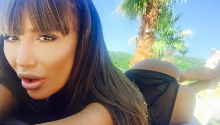 Плеймейтките и певицата тотално се излагат