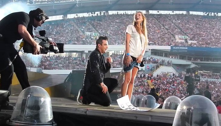 Звездата ще си избере момиче и заедно ще си легнат в специално легло Звездата ще си избере момиче и заедно ще си легнат в специално легло