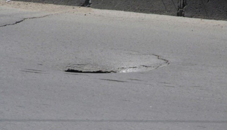 Опасна дупка се отвори на кръговото кръстовище в централната част на Русе