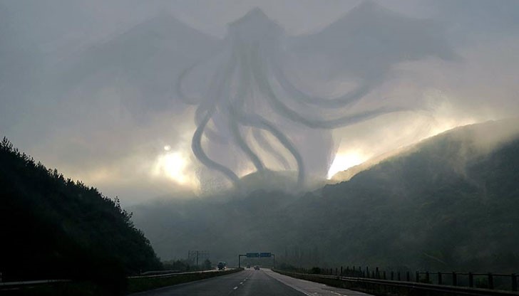 На зловещия кадър облаците са надвиснали над магистралите като извънземно