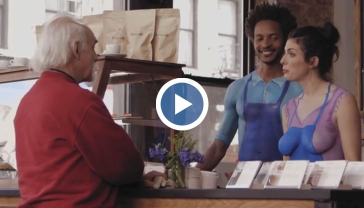 Клиентите бяха посрещани от голи сервитьори, облечени единствено в рисувани дрехи  - body paint