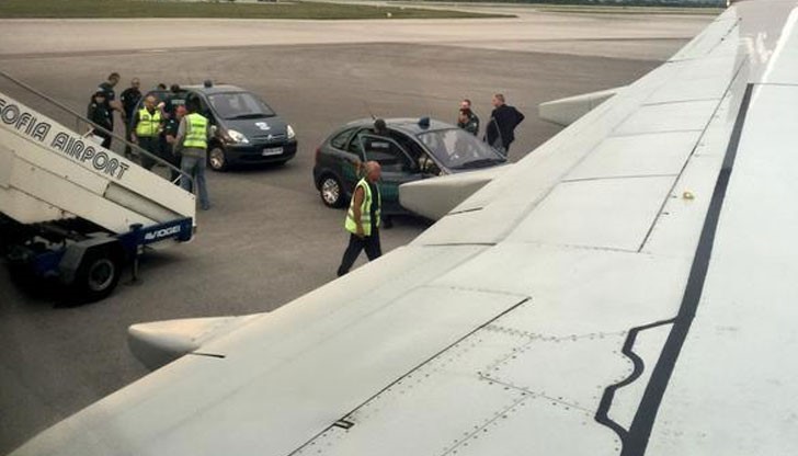 Самолет на нискотарифна авиокомпания стои блокиран на Летище София