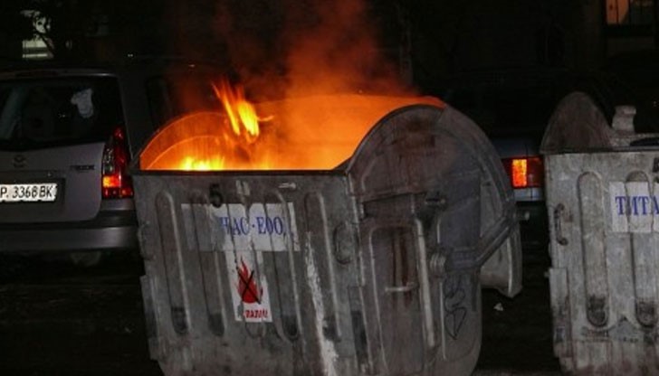 10 контейнера за отпадъци в района на улица "Сърнена гора" в Русе са били запалени тази нощ