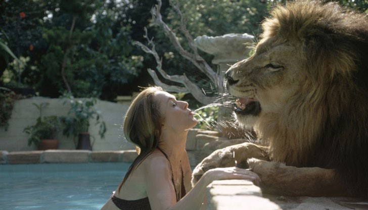 Поразителна фотосесия от началото на 70-те показва майка, дъщеря и втория баща на Мелани Ноел Маршъл, които отглеждат домашен лъв