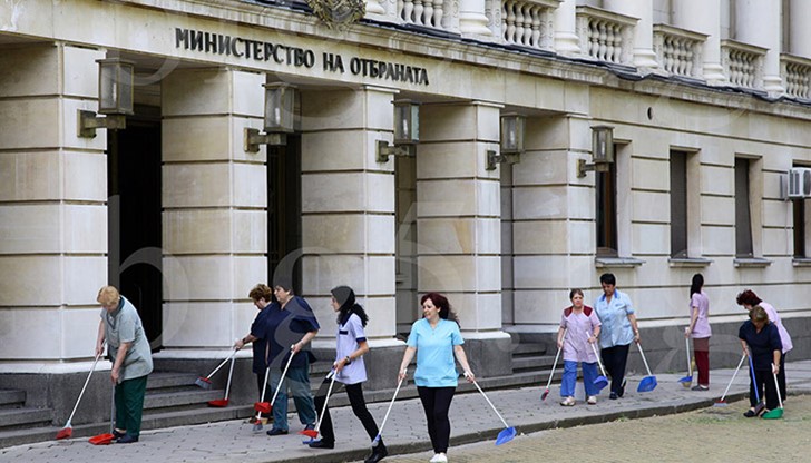 Министерство на отбраната се оказа обсадено от армия чистачки...