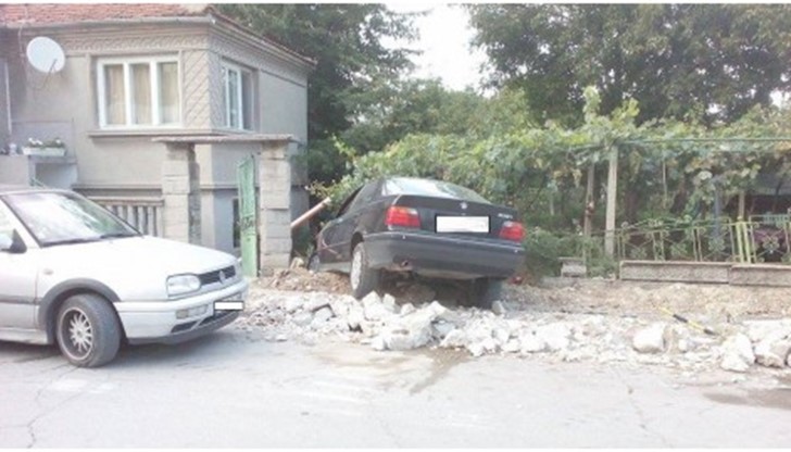 Видимо пиян младеж с БМВ се блъснал първо ...