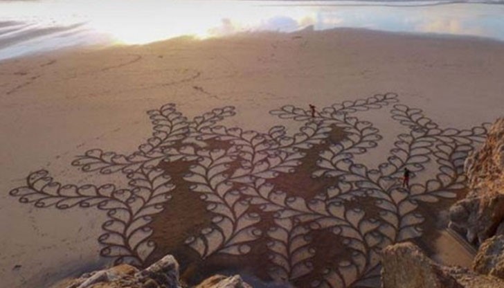 Художника Андрес Амадор, прекарва часове докато рисува невероятни изображения по пясъка