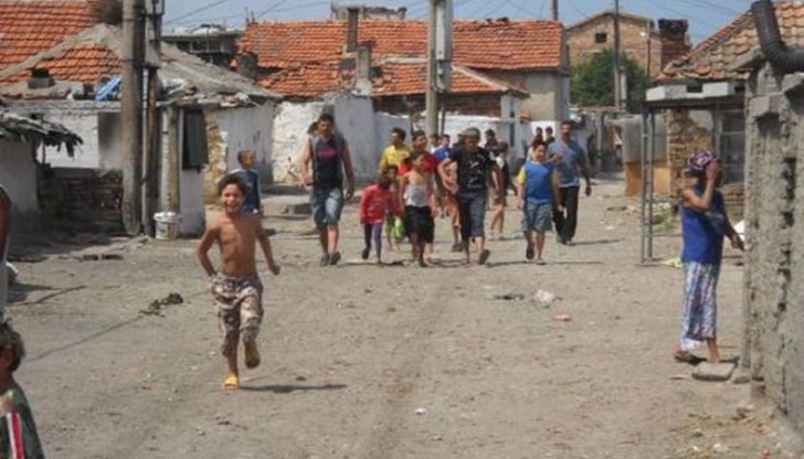 Много от къщите на "неплатежоспособните" роми имат монтирани хидрофорни системи, които струват между 2000 и 5000 лв! Много от къщите на "неплатежоспособните" роми имат монтирани хидрофорни системи, които струват между 2000 и 5000 лв!