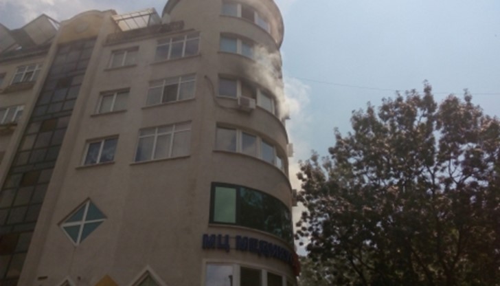 На място са изпратени противопожарни екипи, полицейски коли и Спешна помощ На място са изпратени противопожарни екипи, полицейски коли и Спешна помощ