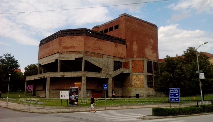 Обекта е подложен на разграбване пред очите на Местната власт и градската общественност