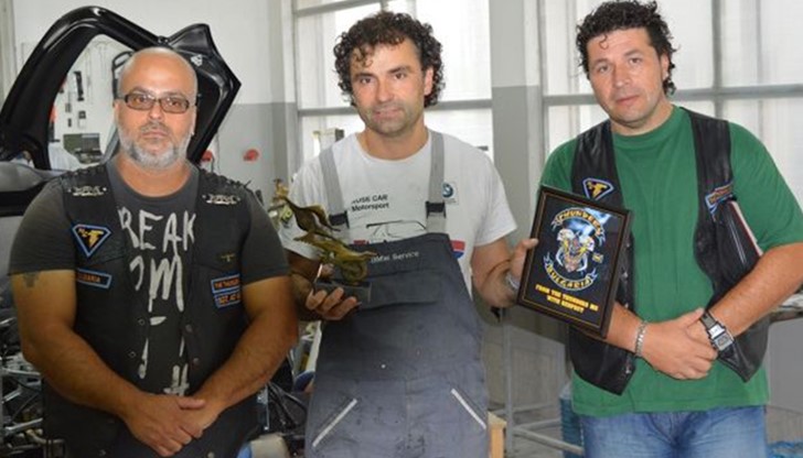 Рокерите изненадаха Даскалов с този жест, като го посетиха в базата му в Русе