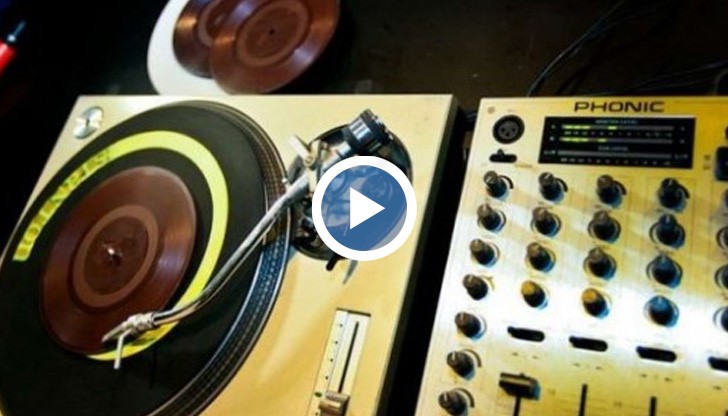 Германецът Петер Лардонг създава плочите, използвайки изпитана рецепта от разтопен шоколад