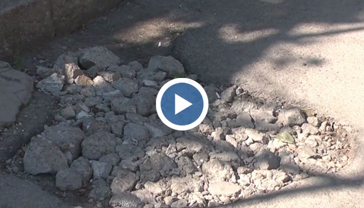 Улица в Русе изглежда така сякаш току-що върху нея се е изсипала канонада от снаряди