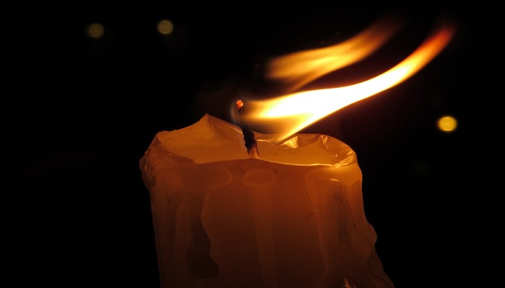 Веднъж вятърът загасил една свещ и много се възгордял...