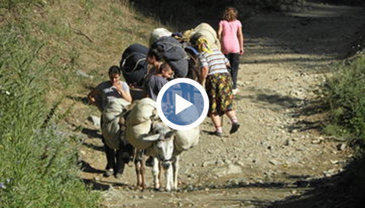 Жени и мъже, носят на челата си фенерчета, подобни на миньорските лампи.