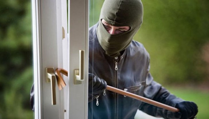 Извършена е кражба на пари и златни бижута. Извършена е кражба на пари и златни бижута.