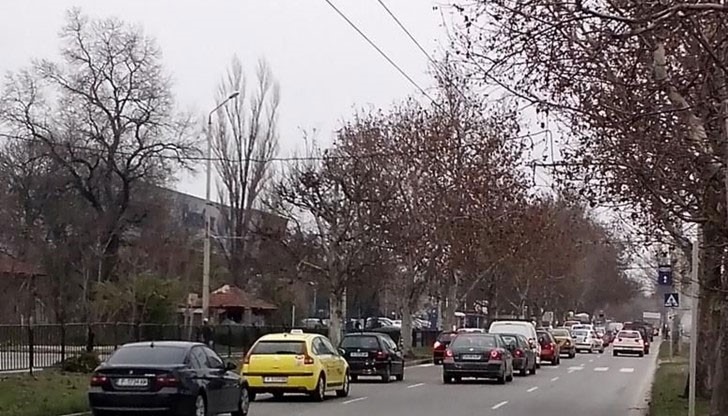 Сигнал от живущите в жк "Здравец - Север 1" за ненормалната ситуация с движението на мотори и автомобили по булевард "Липник"