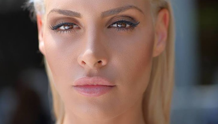 Снощи плеймейтката реши да покаже какво точно е сторила с косата си!