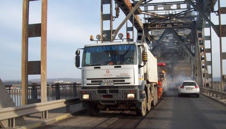 По данни от Митница - Русе за денонощие само в едната посока преминават около 2300 автомобила