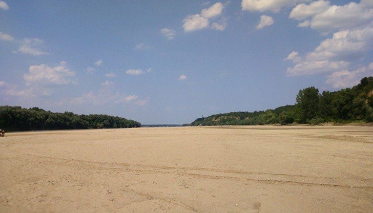 река Дунав, по средата между остров Люляка и хижа Приста, Русе