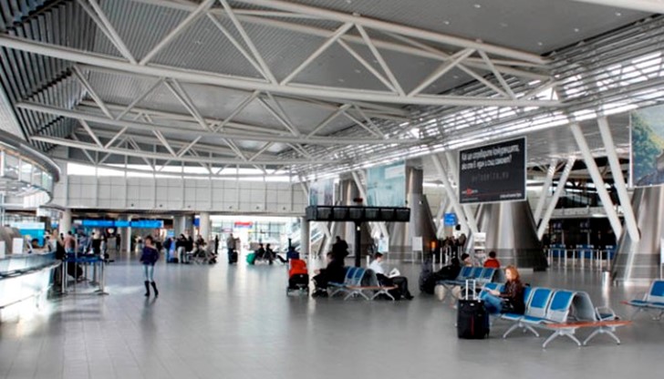 Двама пътници са успели да ... Двама пътници са успели да ...