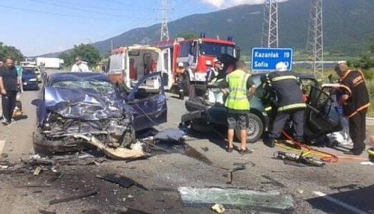 При удара на място са починали пътниците в колата При удара на място са починали пътниците в колата