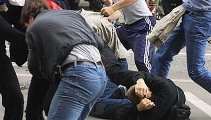 Две семейства се млатиха здраво заради любовна драма в стил Ромео и Жулиета край Айтос. Две семейства се млатиха здраво заради любовна драма в стил Ромео и Жулиета край Айтос.