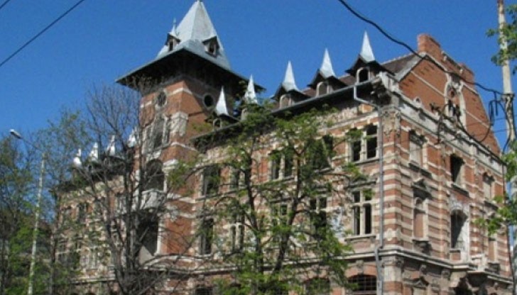 Близо 30 години емблематичната сграда пустее и ежедневно се руши Близо 30 години емблематичната сграда пустее и ежедневно се руши