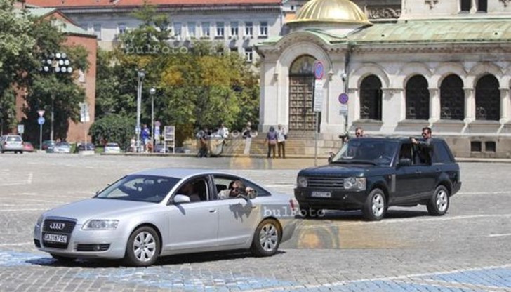 Гонка с мощни джипове в центъра на София, зад парламента, стресна граждани и разхождащи се турист