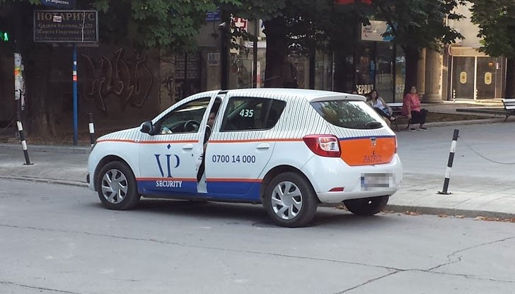 Спира си на аварийни светлини на средата на кръстовището на улица "Борисова" и улица "Хан Аспарух"