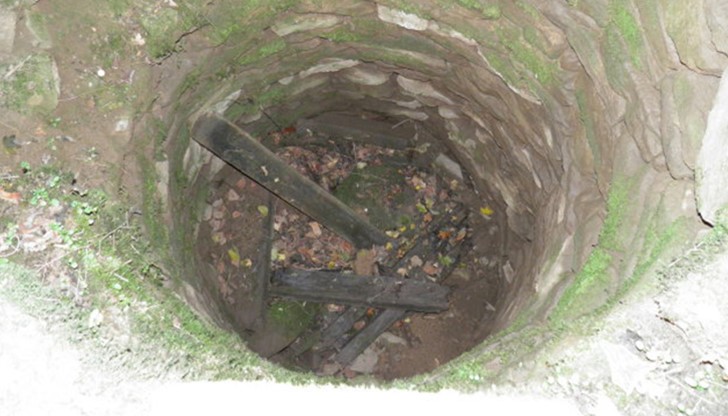 Младежът се опитвал да спаси паднало яре, но въжето се скъсало и той полетял в кладенеца...