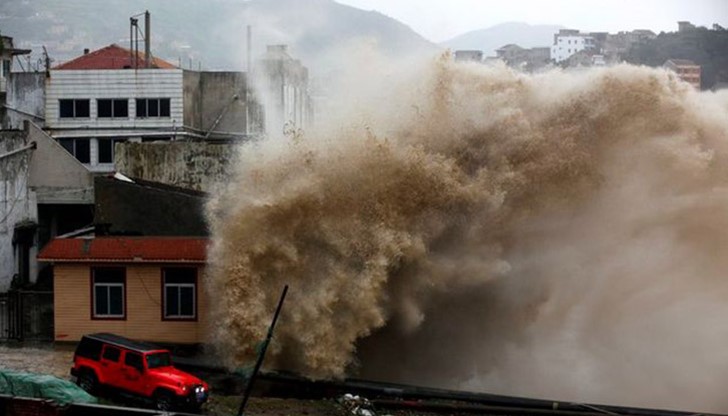 Преди да достигне Китай, тайфунът мина през Тайван и Япония...