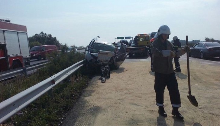 Мъж и дете на възраст 8-9 години загинаха в тежка верижна катастрофа
