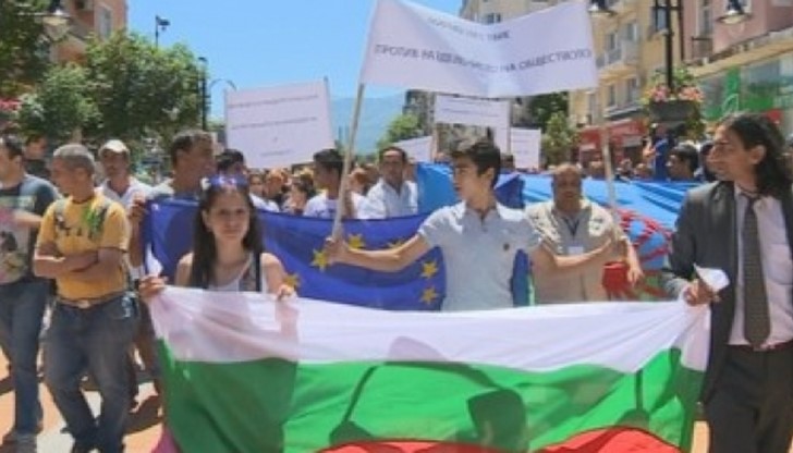 Начело на шествието бяха знамената на България, Европейския съюз и ромите