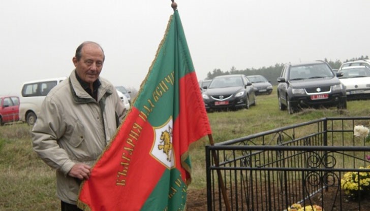 Бившият велик син депутат и червен кандидат за вицепрезидент Румен Воденичаров бди на входа на градината