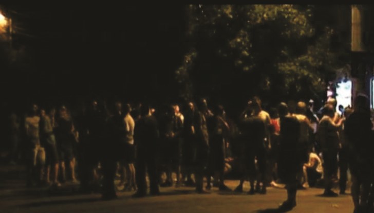 Полицейски коли летят към инцидента Полицейски коли летят към инцидента